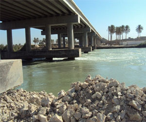   مصر اليوم - انفجارٌ ضخمٌ يدمِّر جسرَ المأمون شرقيّ الرّمادي