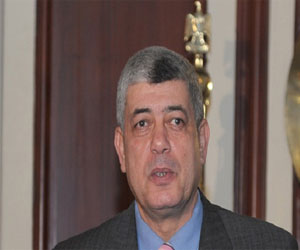   مصر اليوم - وزير الداخليّة يشيد بتعامل الأمن المركزيّ مع التظاهرات