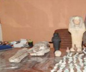   مصر اليوم - ضبط 3 تماثيل فرعونيَّة بحوزة تاجر آثار في قنا