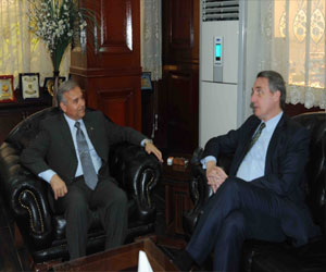   مصر اليوم - محافظ الأقصر يناقش سبل التعاون مع السفير الهولنديّ