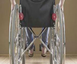   مصر اليوم - ثقب فى اللسان لأصحاب الشلل الرباعى للتحكم فى الكرسى المتحرك