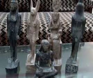  مصر اليوم - ضبط 7 تماثيل فرعونية صغيرة بحوزة 3 أشخاص في سوهاج