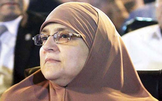   مصر اليوم - زوجّة مرسي ترفضُ الحديّث مع مذيعّة في دريّم ونجلها يوجه اتهامات للمذيعة