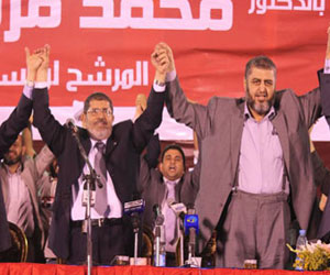   مصر اليوم - بلاغ ضد مرسي والشاطر لاتهامهما بقتل وخطف الجنود المصريين