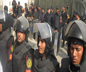   مصر اليوم - تعزيزات أمنيَّة في محيط جامعة القاهرة إثر تظاهر الطلَّاب