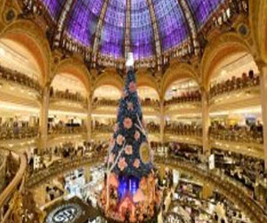   مصر اليوم - بلدة غوبيو الايطالية تضيء اكبر شجرة ميلاد في العالم