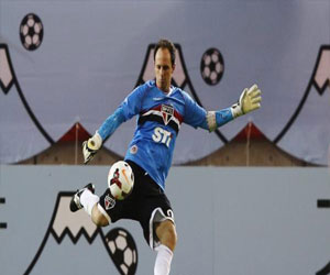   مصر اليوم - سيني حارس ساو باولو الهداف يؤجل اعتزاله كرة القدم