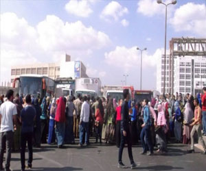   مصر اليوم - طلاب الإخوان في جامعة أسيوط يقطعون الطريق الزراعيّ