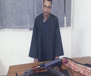   مصر اليوم - القبض على فلاح بحوزته بندقية آلية في قطور في الغربية