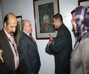   مصر اليوم - معرض للمسطَّحات اللَّونيَّة والعناصر الكتابيَّة في جامعة أسيوط