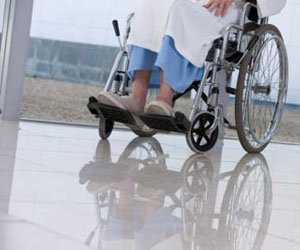   مصر اليوم - ثقب في اللسان لأصحاب الشلل الرباعي للتحكم في الكرسي المتحرك