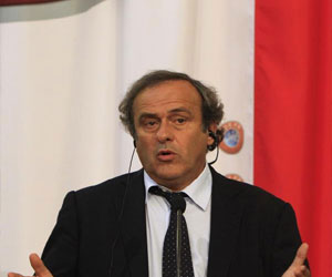   مصر اليوم - بلاتيني يريد تطبيق قاعدة الرغبي بدلاً من الكروت الحمراء