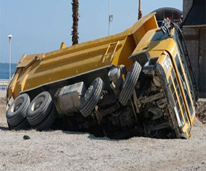   مصر اليوم - مقتل 15 وإصابة العشرات في انقلاب شاحنة محمّلة بالبنزين