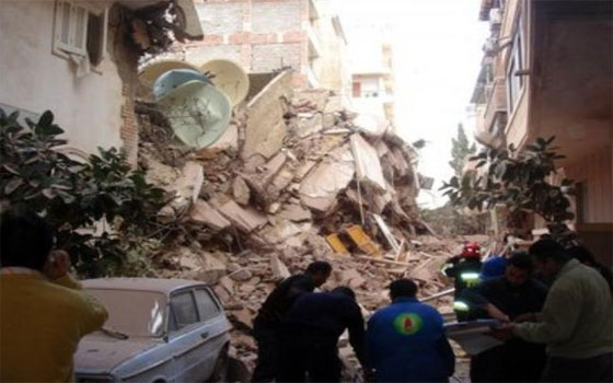   مصر اليوم - مقتل 3 مصريين تحت أنقاض عمارة في طرابلس الليبيّة