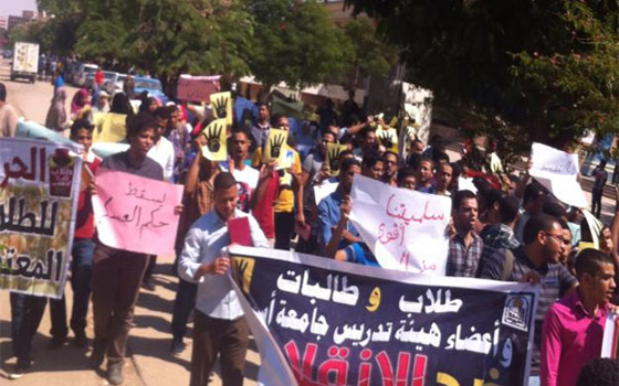   مصر اليوم - طلابُ الإخوان يُواصلون تظاهراتهّم فيّ الجامعّاتِ وسط مواجهاتٍ مع الأمّنِ