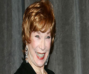   مصر اليوم - أوباما يكرم شيرلى ماكلين وبيلى جويل وكارلوس سانتانا بجائزة كينيدى