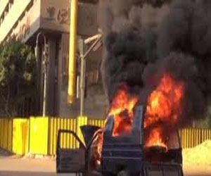   مصر اليوم - طلاب الإخوان في الأزهر يحرقون سيارة شرطة