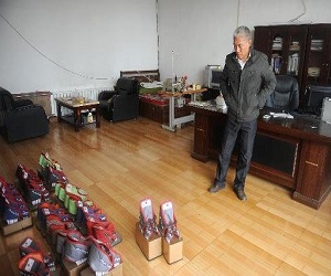 مصر اليوم - صينيون يتدربون على المشي بأحذية معدنية ثقيلة جداً