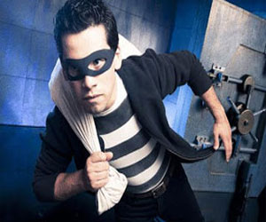 مصر اليوم - لص مسلح يفر هاربًا بعد قذفه بكومة ورق في ألمانيا