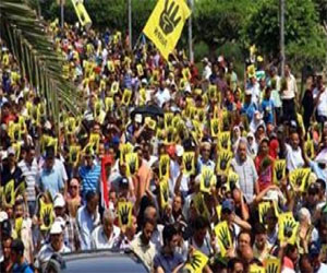   مصر اليوم - شباب مؤيد لمرسي يتظاهر للمُطالبة بالإفراج عن معتقلي الإسكندرية