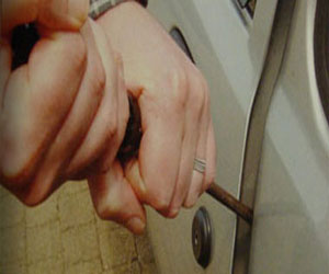   مصر اليوم - ضبط متهم في قضايا سرقة السيارات وآخر بحوزته خرطوش في الدقهلية