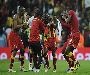   مصر اليوم - الرئيس الغاني يشجع النجوم السوداء على التأهل