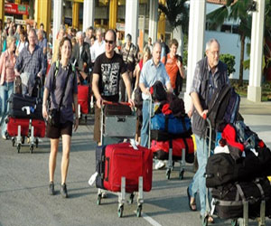   مصر اليوم - ارتفاع رحلات وصول الأفواج السياحية في مطارمرسى علم