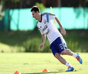   مصر اليوم - السباق النهائي ينحصر بين ميسي وريبيري ورونالدو