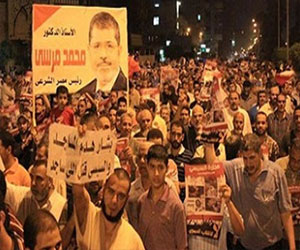   مصر اليوم - قوات الأمن في السويس تفض مسيرة لمؤيدي محمد مرسي