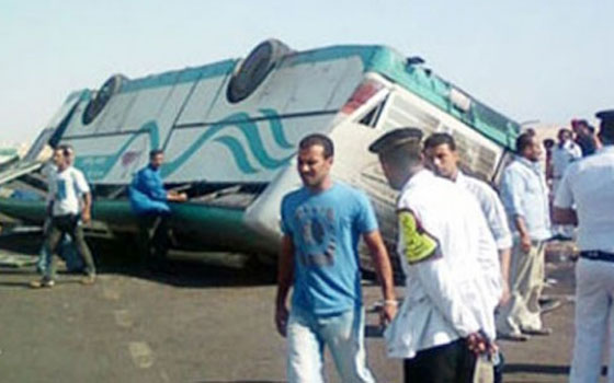   مصر اليوم - نجاة عشرات الطلاب من الموت بعد انقلاب أتوبيس مدرستهم أعلى دائري البساتين