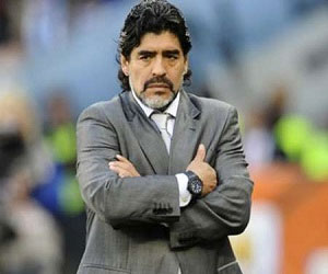   مصر اليوم - مارادونا یشارك فی مراسم إزاحة الستار عن قمیص المنتخب الإیراني فی الموندیال