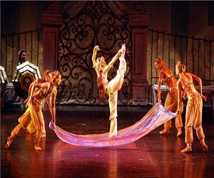   مصر اليوم - السفير المصري يكرم سلمى سرور لفوزها بالمركز الرابع في مسابقة  كسارة البندق 