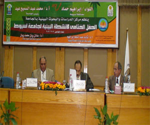   مصر اليوم - تسليم كؤوس التَّمييز في الأنشطة البيئية لكليات جامعة أسيوط