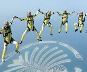   مصر اليوم - السويلم يتوج الفائزين في دولية دبي للمظلات