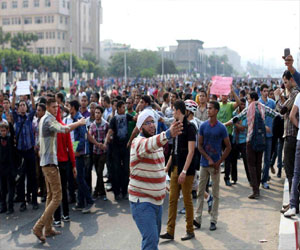   مصر اليوم - طلاب الأزهر المتظاهرين يشعلون النيران في الأشجار والكاوتش