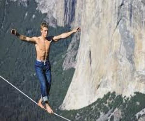 مصر اليوم - مغامر أميركي يسير على حبل يرتفع 3000 قدم