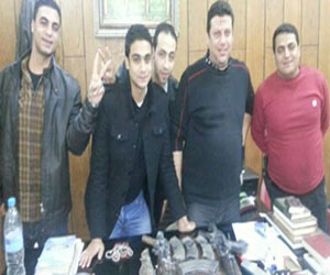   مصر اليوم - القبض على عاملين بحوزتهما بندقيتان آليتان و4 خزن بسوهاج