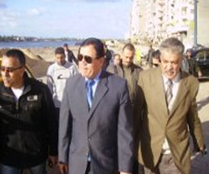   مصر اليوم - محافظ دمياط يتفقَّد أعمال امتداد كورنيش النيل في الأعصر