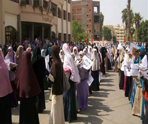   مصر اليوم - طالبات الإخوان في جامعة الأزهر يمزقن ملابس أستاذة