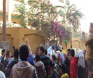   مصر اليوم - طلابُ إخوان جامعتّي أسيوط والأزهّر يحتجون ضدّ الأمنِ