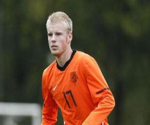 مصر اليوم - آرسنال يراقب دينيس بيركامب الهولندي الجديد