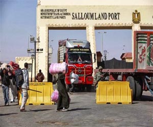   مصر اليوم - مخابرات مطروح تنفي احتجاز الشاحنات المصريّة في ليبيا بسبب براءة  قذاف الدم