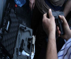   مصر اليوم - ضبط عاطل يرتدى زي الشرطة يبتزّ المارة بطبنجة لعبة