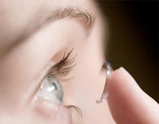 مصر اليوم - عدسات لاصقة متطوِّرة لسرعة توصيل الدواء للعين