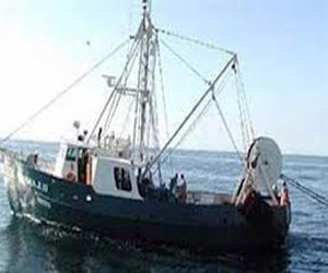   مصر اليوم - غرق مركب في الإسكندرية بسبب الأحوال الجوية وإنقاذ 13 صيادًا