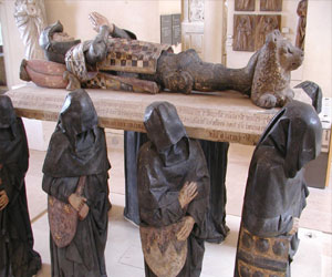   مصر اليوم - رفض طلب السفارة الأميركية في فرنسا بيع تماثيل وأقنعة هندية