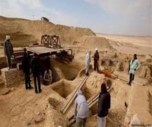   مصر اليوم - اكتشاف مقبرتين عمرهما 20 قرنًا في جبانة رومانية تطل على قناة السويس