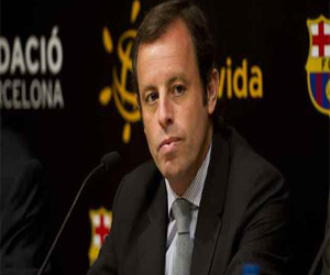 مصر اليوم - جماهير برشلونة تطالب بطرد رئيس النادي ساندرو روسيل