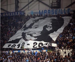   مصر اليوم - مترجم لغة الإشارة خلال مراسم تأبين مانديلا مزيف