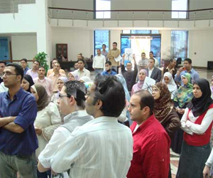   مصر اليوم - استمرار اعتصام عمال الحديد والصلب المصرية